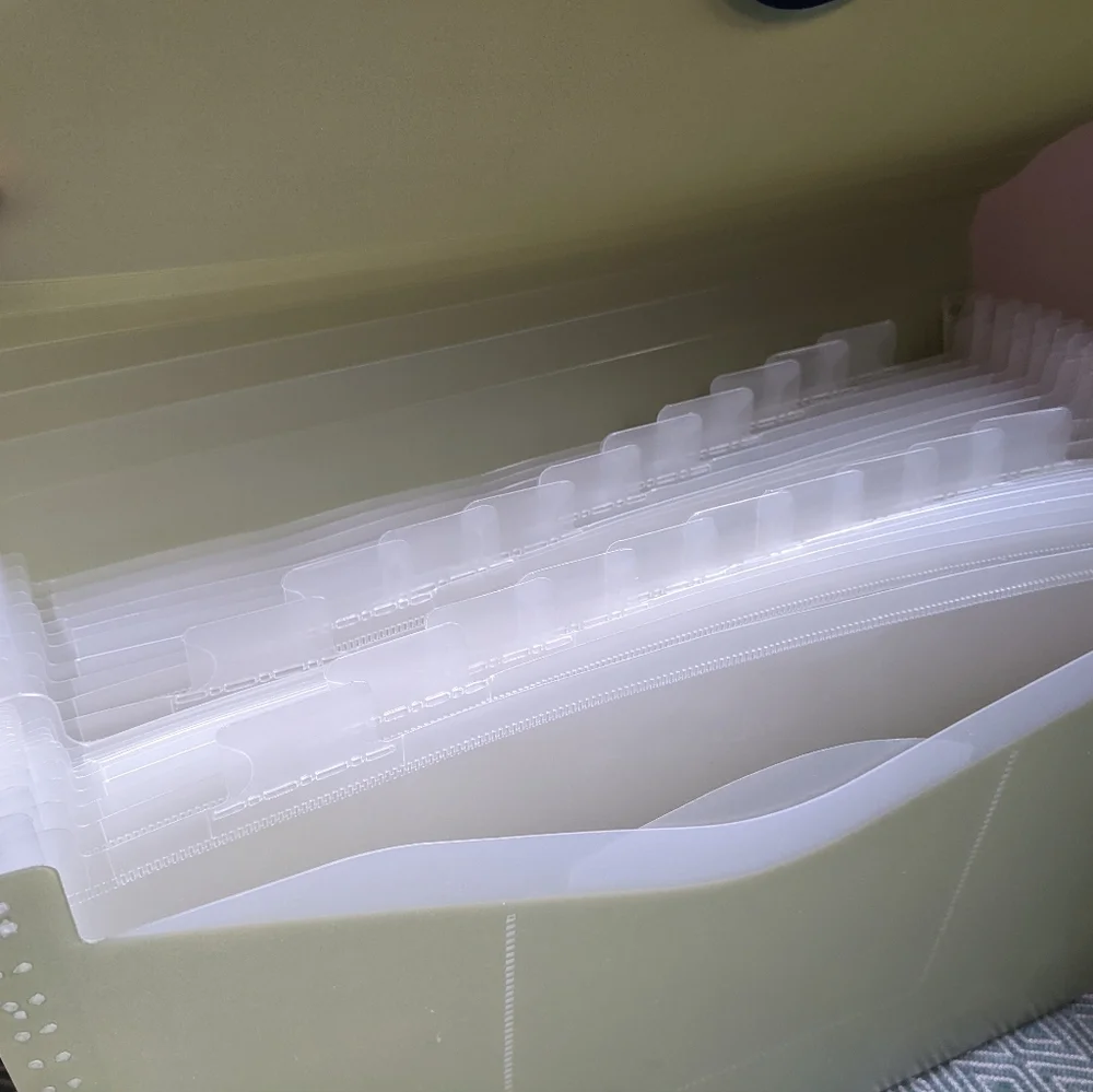 Globe Weis Plastic Accordion File Folder